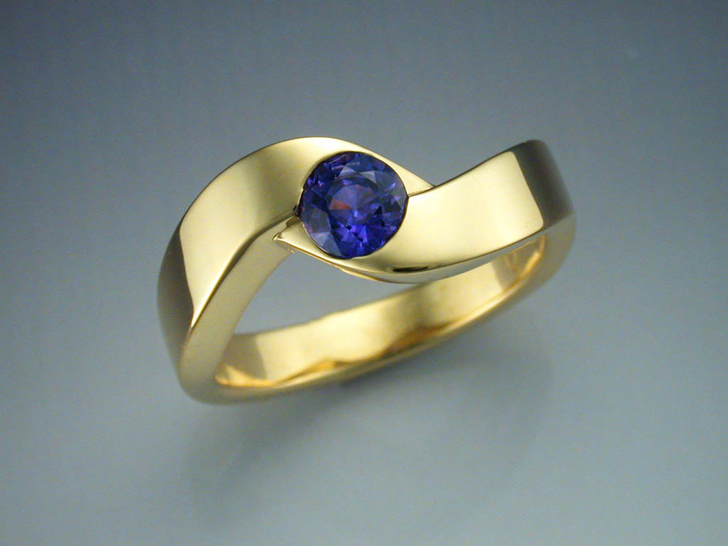 18k Yellow Gold Ring with Purple Sapphire